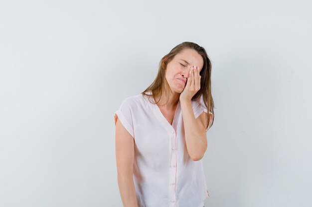 Expressief jong meisje poseren