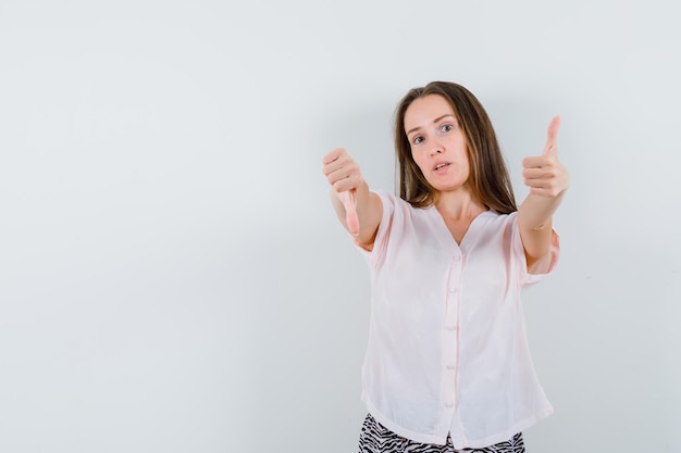 Gratis foto expressief jong meisje poseren