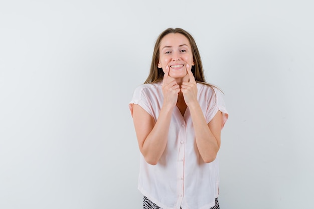 Gratis foto expressief jong meisje poseren