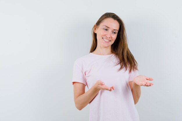 Expressief jong meisje poseren