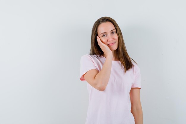 Expressief jong meisje poseren