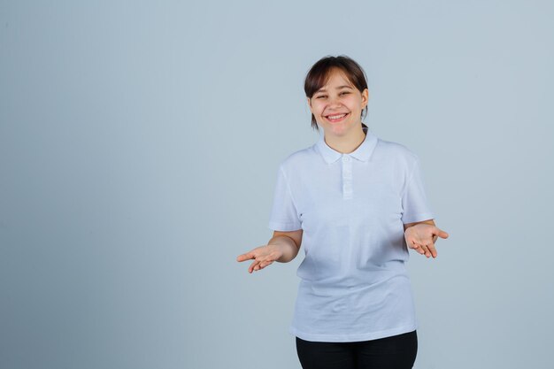 Expressief jong meisje poseren