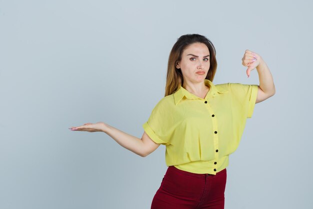 Expressief jong meisje poseren