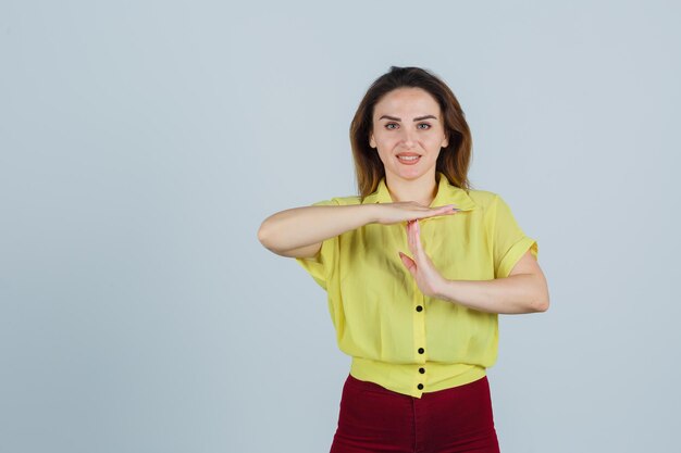 Expressief jong meisje poseren