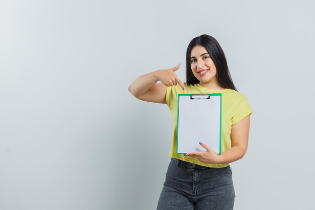 Expressief jong meisje poseren