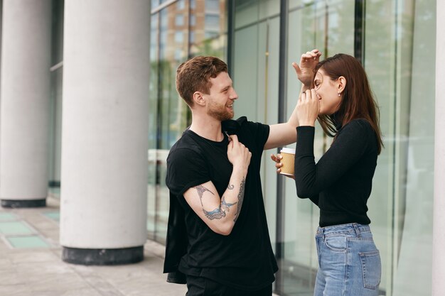 Expressief paar poseren buiten