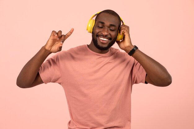 Expressieve Afro-Amerikaanse man die naar muziek luistert op een koptelefoon