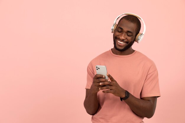 Expressieve Afro-Amerikaanse man die naar muziek luistert op een koptelefoon