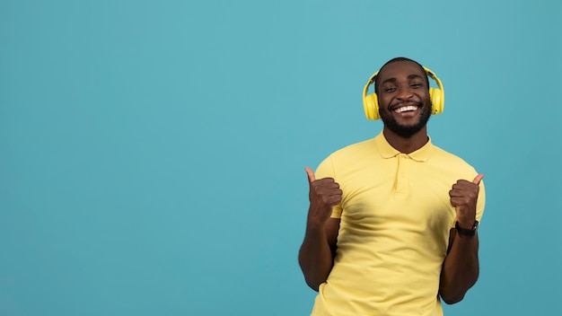 Gratis foto expressieve afro-amerikaanse man die naar muziek luistert