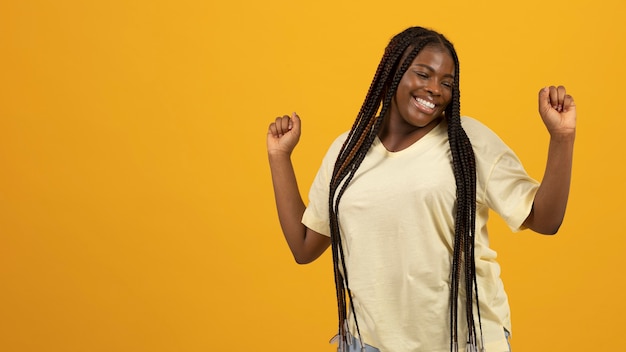 Expressieve Afro-Amerikaanse vrouw met kopieerruimte