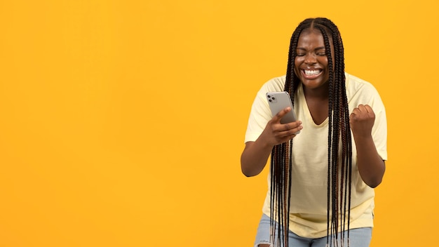 Expressieve Afro-Amerikaanse vrouw met kopieerruimte