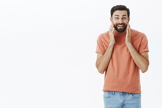 Expressieve bebaarde man in oranje t-shirt