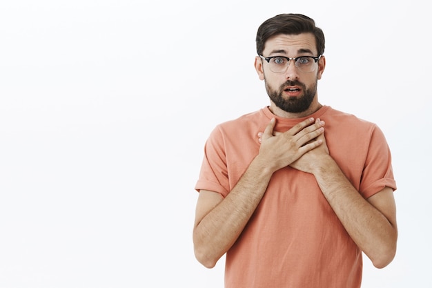 Gratis foto expressieve bebaarde man in oranje t-shirt