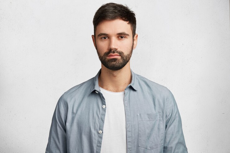Gratis Foto expressieve bebaarde man met shirt