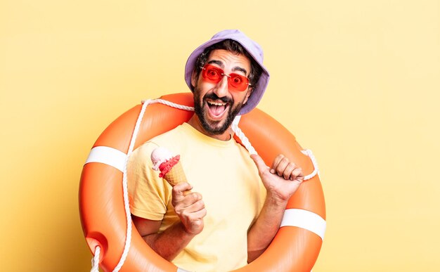 Expressieve gekke bebaarde man met hoed en zonnebril met een ijsje