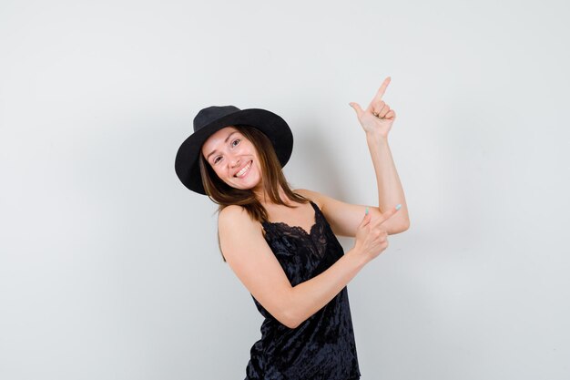 Expressieve jonge dame poseren in de studio