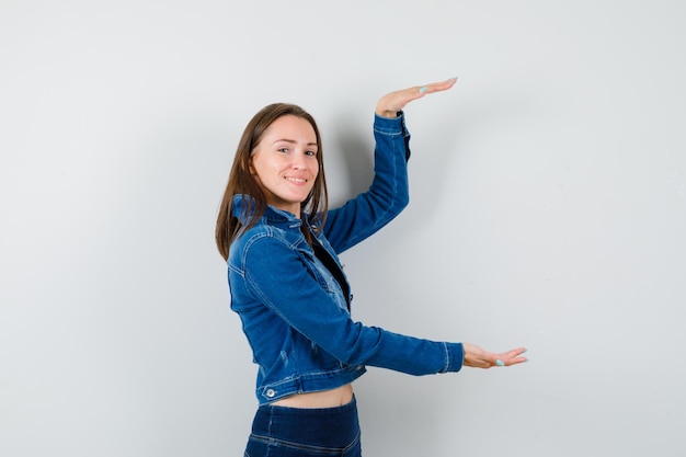 Expressieve jonge dame poseren in de studio