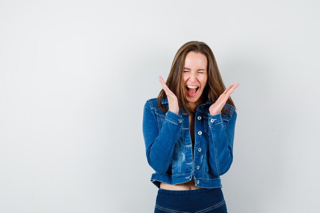 Expressieve jonge dame poseren in de studio