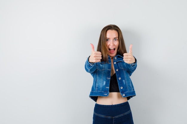 Expressieve jonge dame poseren in de studio