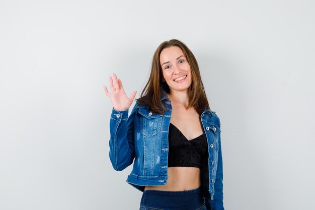 Expressieve jonge dame poseren in de studio