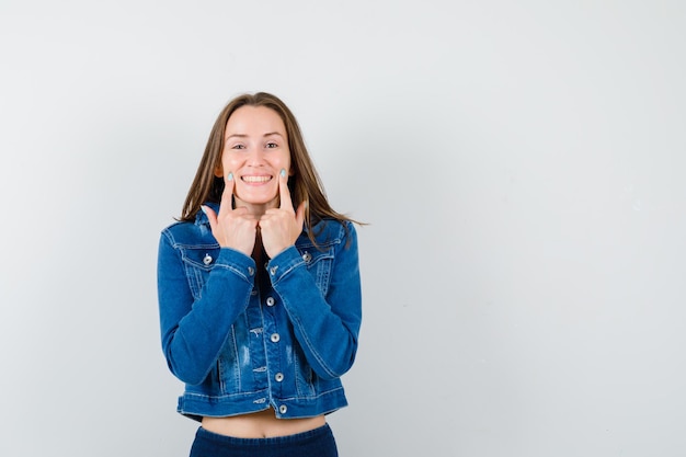 Expressieve jonge dame poseren in de studio