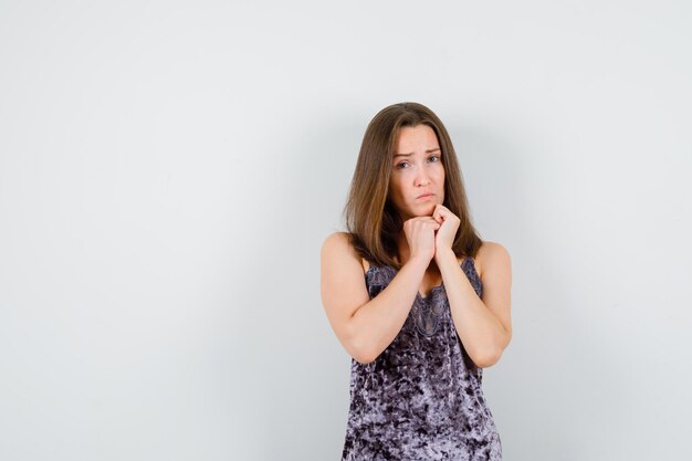 Expressieve jonge dame poseren in de studio