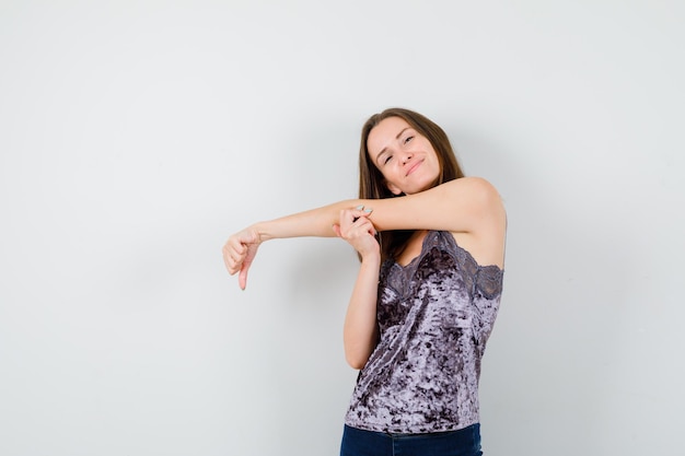 Expressieve jonge dame poseren in de studio