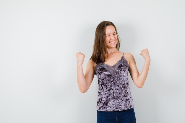 Expressieve jonge dame poseren in de studio