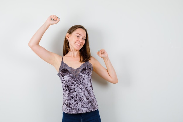 Expressieve jonge dame poseren in de studio