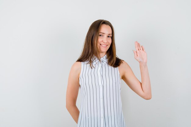 Expressieve jonge dame poseren in de studio