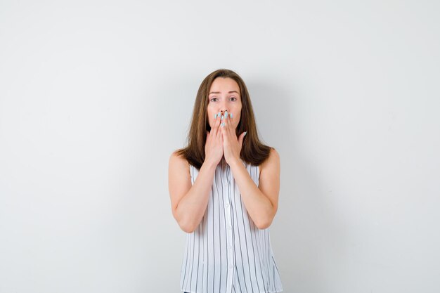 Expressieve jonge dame poseren in de studio