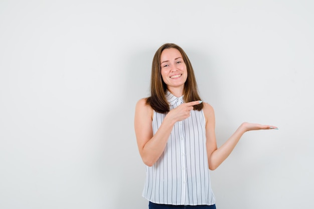 Expressieve jonge dame poseren in de studio