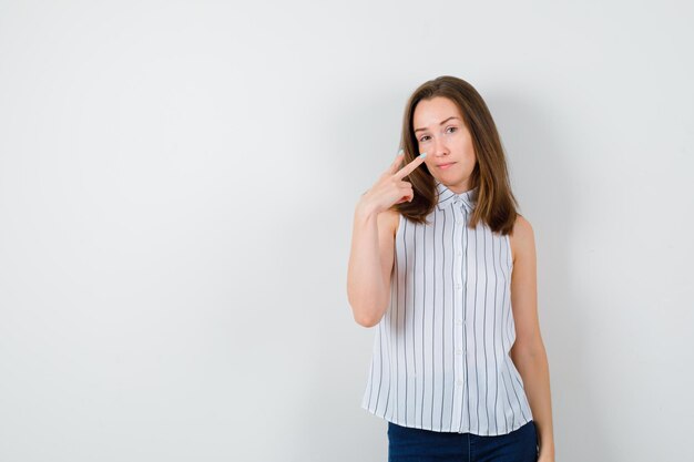 Expressieve jonge dame poseren in de studio