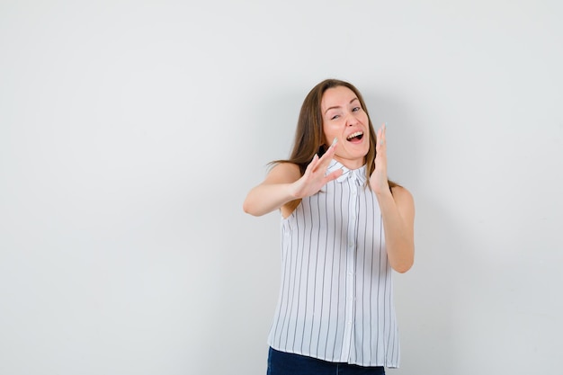 Expressieve jonge dame poseren in de studio