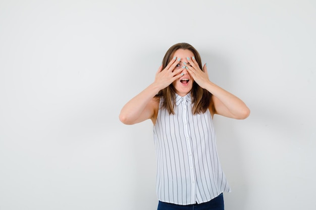 Expressieve jonge dame poseren in de studio