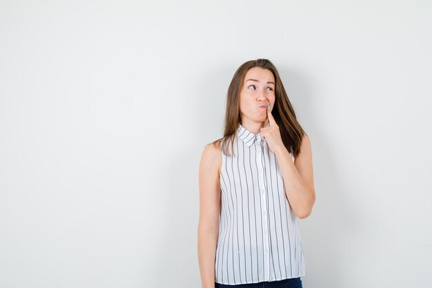 Expressieve jonge dame poseren in de studio