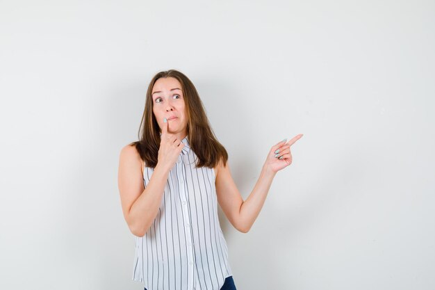 Expressieve jonge dame poseren in de studio