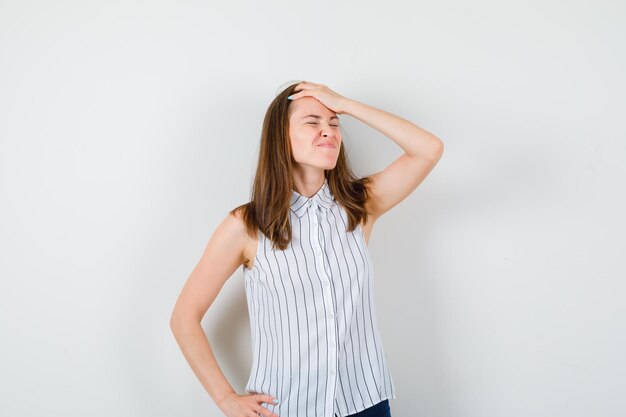 Expressieve jonge dame poseren in de studio