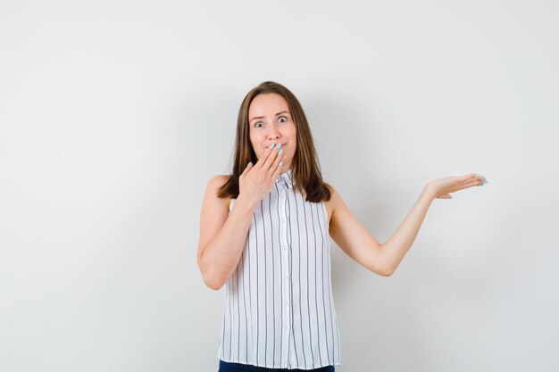 Expressieve jonge dame poseren in de studio