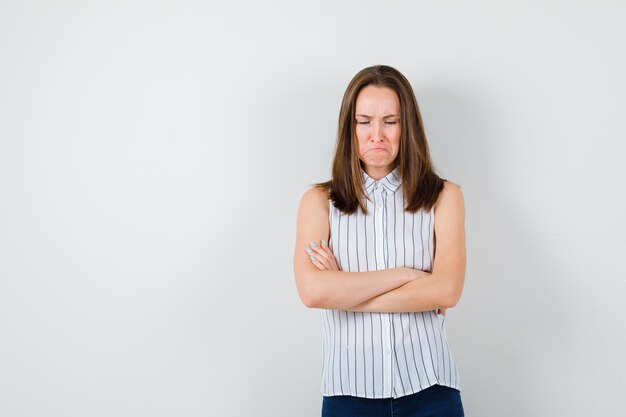 Expressieve jonge dame poseren in de studio