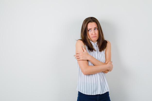 Expressieve jonge dame poseren in de studio