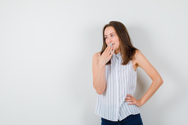 Expressieve jonge dame poseren in de studio