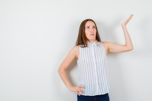 Expressieve jonge dame poseren in de studio