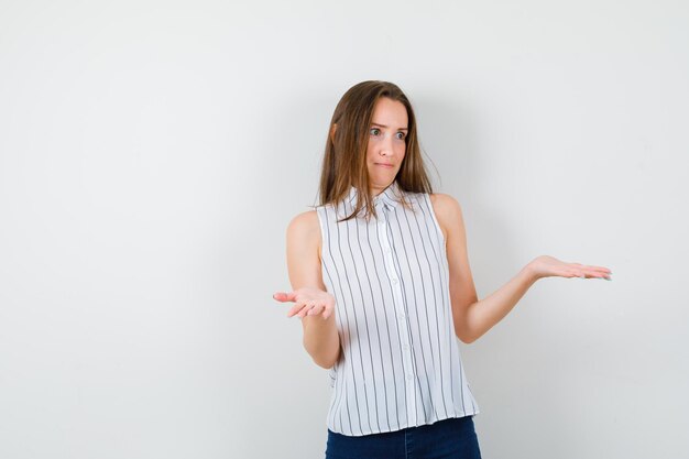 Expressieve jonge dame poseren in de studio