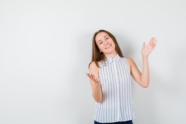 Expressieve jonge dame poseren in de studio