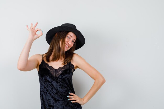 Expressieve jonge dame poseren in de studio