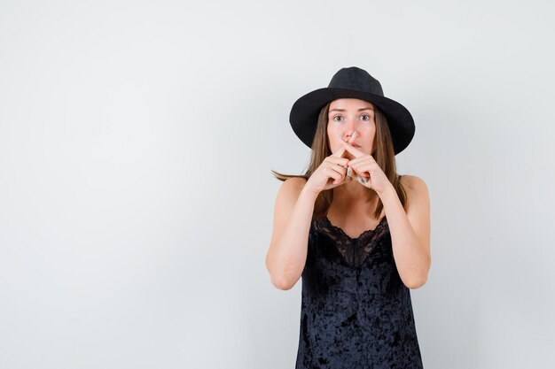 Expressieve jonge dame poseren in de studio