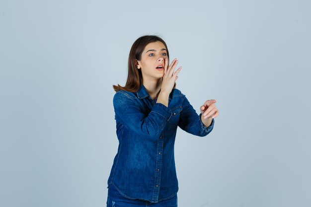 Expressieve jonge dame poseren in de studio