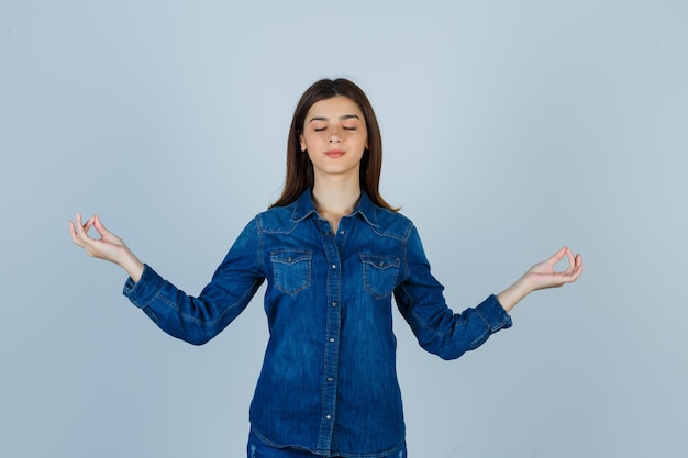 Expressieve jonge dame poseren in de studio