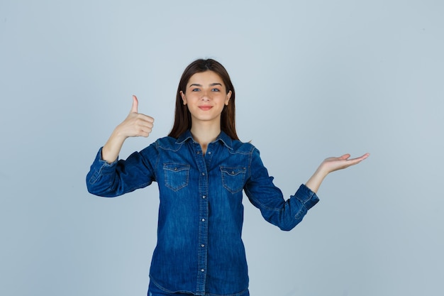 Expressieve jonge dame poseren in de studio